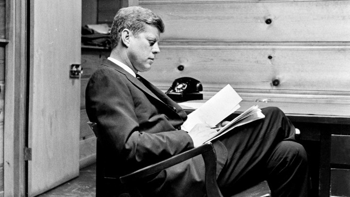 kennedy-leyendo-2