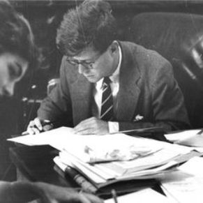 Kennedy-leyendo-3