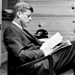kennedy-leyendo-2
